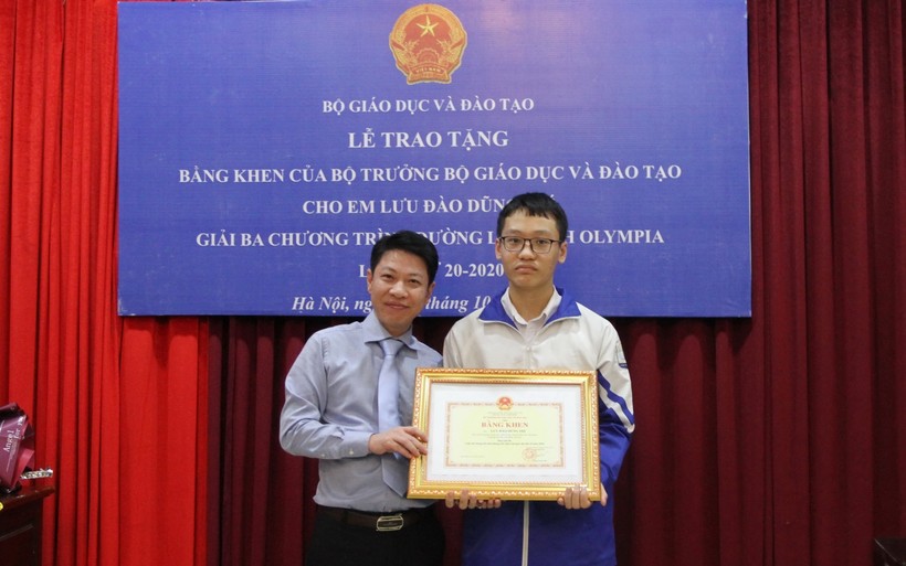Ông Nguyễn Xuân An Việt trao bằng khen của Bộ trưởng Bộ GD&ĐT cho Lưu Đào Dũng Trí 