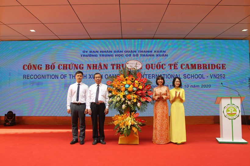 Lãnh đạo Sở GD&ĐT Hà Nội tặng hoa chúc mừng nhà trường