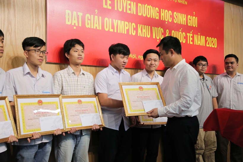 Phó Giám đốc ĐHQGHN Phạm Bảo Sơn trao Bằng khen cho 10 em học sinh đạt thành tích xuất sắc