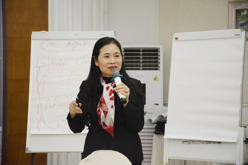 Bà Nguyễn Thị Bích Hợp, Phó Chủ tịch Công đoàn Giáo dục Việt Nam phát biểu tại buổi tập huấn