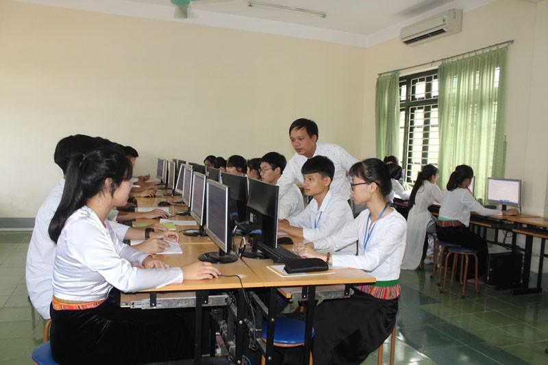 Học sinh DTTS tỉnh Hòa Bình trong giờ học Tin học