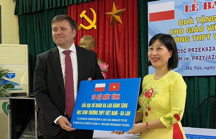 Đại sứ Cộng hòa Ba Lan tại Hà Nội trao quà cho trường THPT Việt Nam - Ba Lan