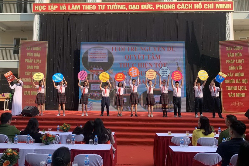 Học sinh Trường THCS Nguyễn Du hưởng ứng ngày Pháp luật Việt Nam.