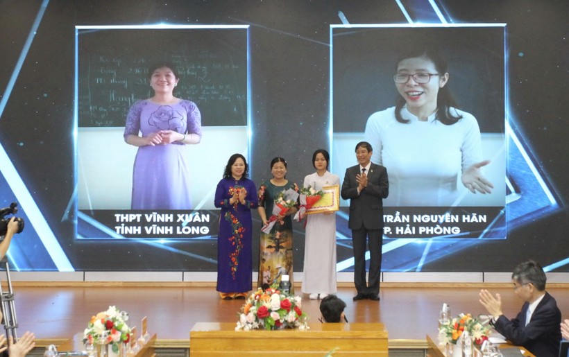 Thứ trưởng Bộ GD&ĐT Ngô Thị Minh và Chủ tịch CĐGDVN Vũ Minh Đức trao giải cho tác phẩm đoạt giải Đặc biệt.