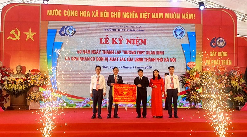 Trường THPT Xuân Đỉnh nhận cờ “Đơn vị xuất sắc phong trào thi đua” của UBND TP Hà Nội