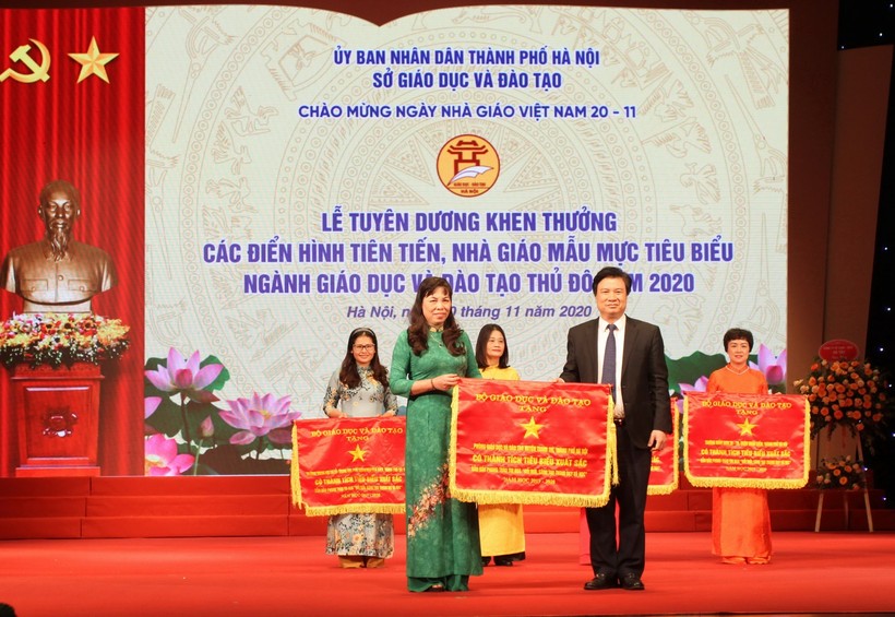 Thứ trưởng Bộ GD&ĐT Nguyễn Hữu Độ trao cờ thi đua của Bộ GD&ĐT cho 5 đơn vị có thành tích tiêu biểu xuất sắc