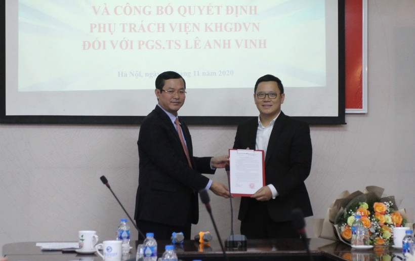 Thứ trưởng Nguyễn Văn Phúc trao quyết định bổ nhiệm cho PGS.TS Lê Anh Vinh