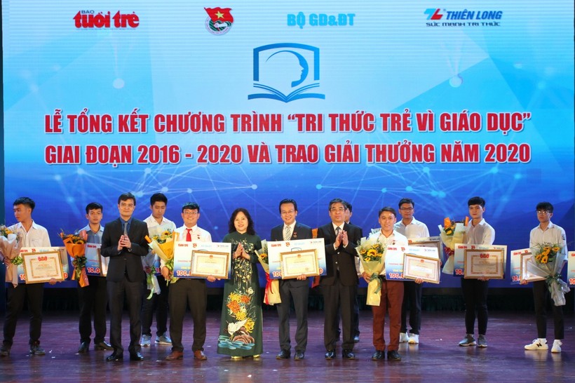 Thứ trưởng Ngô Thị Minh và Bí thư Trung ương Đoàn Bùi Quang Huy trao bằng khen cho các tác giả đạt giải.