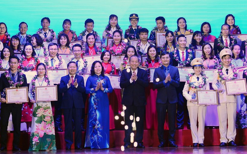 Phó Thủ tướng Trương Hòa Bình, Thứ trưởng Bộ GD&ĐT Ngô Thị Minh, Bí thư Trung ương Đoàn Bùi Quang Huy trao bằng khen cho các nhà giáo trẻ tiêu biểu.