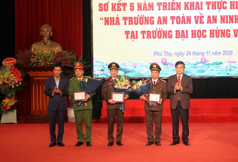 Đại diện Bộ GD&ĐT tặng Kỷ niệm chương “Vì sự nghiệp giáo dục” cho 3 cá nhân thuộc Công an tỉnh Phú Thọ