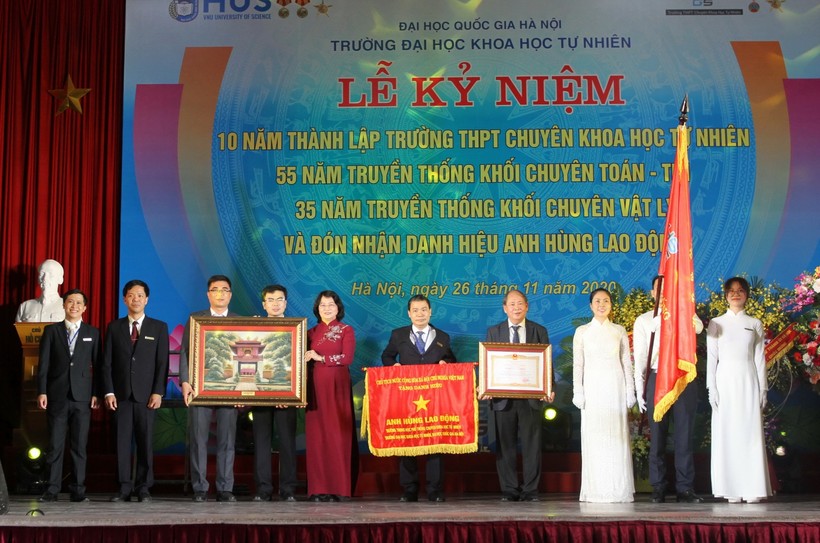 Phó Chủ tịch nước Đặng Thị Ngọc Thịnh chúc mừng những thành tích xuất sắc của thầy trò Trường THPT chuyên Khoa học Tự nhiên.
