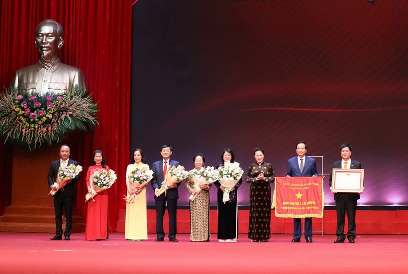 Chủ tịch Quốc hội Nguyễn Thị Kim Ngân trao danh hiệu Anh hùng Lao động thời kỳ đổi mới cho Quỹ Bảo trợ trẻ em Việt Nam.
