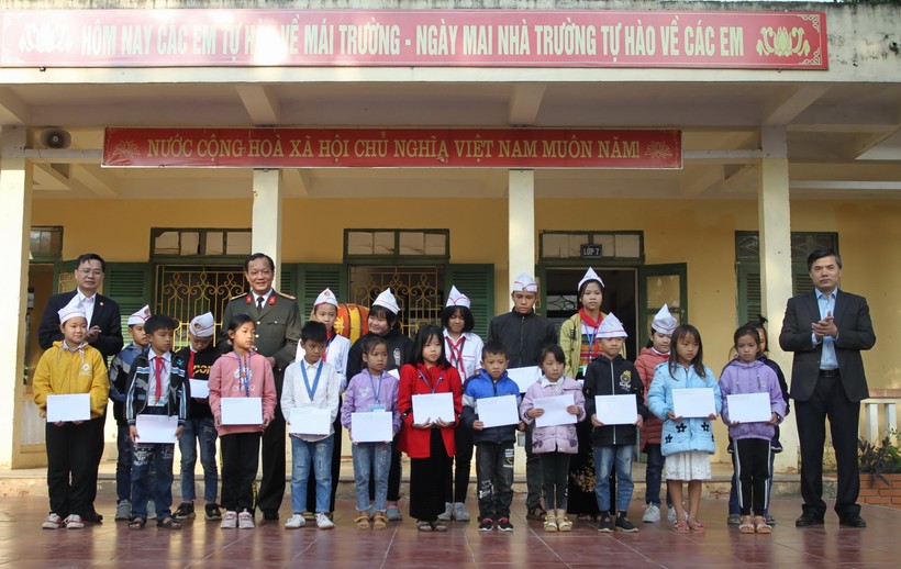 Đại diện Bộ GD&ĐT trao học bổng Vừ A Dính cho học sinh Trường TH&THCS thị trấn Mường Lát.