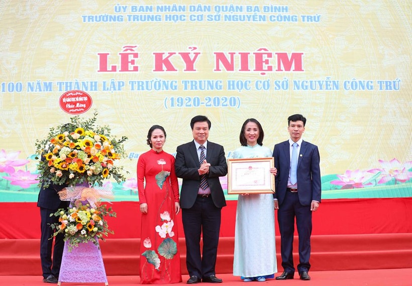 Thứ trưởng Bộ GD&ĐT Nguyễn Hữu Độ  trao bằng khen của Bộ trưởng Bộ GD&ĐT cho Trường THCS Nguyễn Công Trứ.