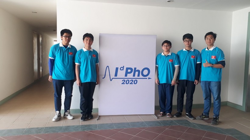 Đội tuyển Việt Nam tham dự IdPhO 2020.