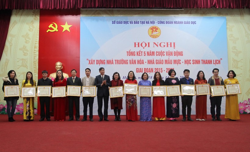 Chủ tịch Công đoàn Giáo dục Việt Nam trao bằng khen cho các tập thể đạt thành tích xuất sắc.