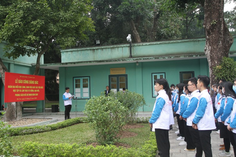 Đoàn đại biểu học sinh, sinh viên xuất sắc tiêu biểu học tập và làm theo tư tưởng, đạo đức, phong cách Hồ Chí Minh năm 2020 báo công dâng Bác.