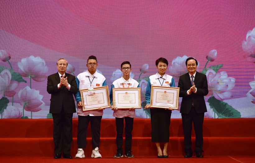Thường trực Ban bí thư Trần Quốc Vượng và Bộ trưởng Bộ GD&ĐT Phùng Xuân Nhạ trao bằng khen cho các thí sinh đạt giải Nhất cuộc thi “Tuổi trẻ học tập và làm theo tư tưởng, đạo đức, phong cách Hồ Chí Minh”