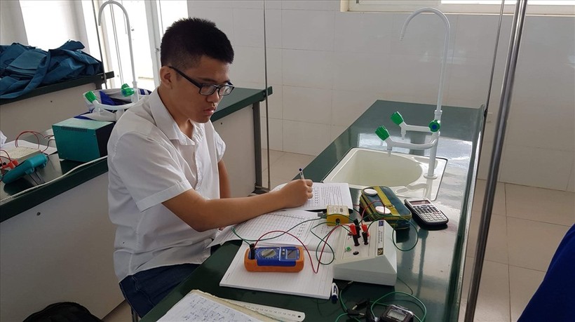 Nguyễn Khắc Hải Long học Vật lý trong phòng thí nghiệm