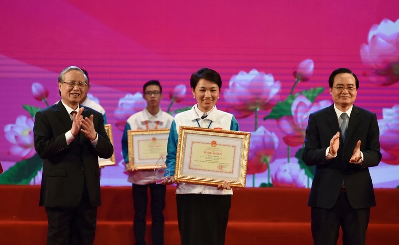 Cô Hoàng Thị Thu nhận giải Nhất cuộc thi “Tuổi trẻ học tập và làm theo tư tưởng, đạo đức, phong cách Hồ Chí Minh” năm 2020