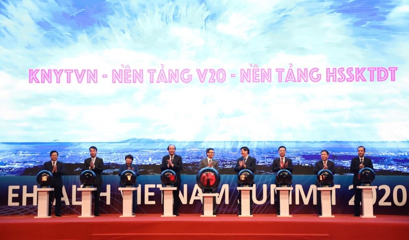 Các đại biểu thực hiện nghi thức bấm nút khai trương Mạng kết nối y tế Việt Nam - Nền tảng y tế cơ sở V20 và Nền tảng Hồ sơ sức khoẻ điện tử 