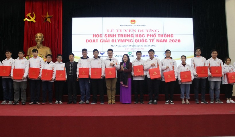 Thứ trưởng Ngô Thị Minh trao quà của Thủ tướng Nguyễn Xuân Phúc cho các học sinh xuất sắc.