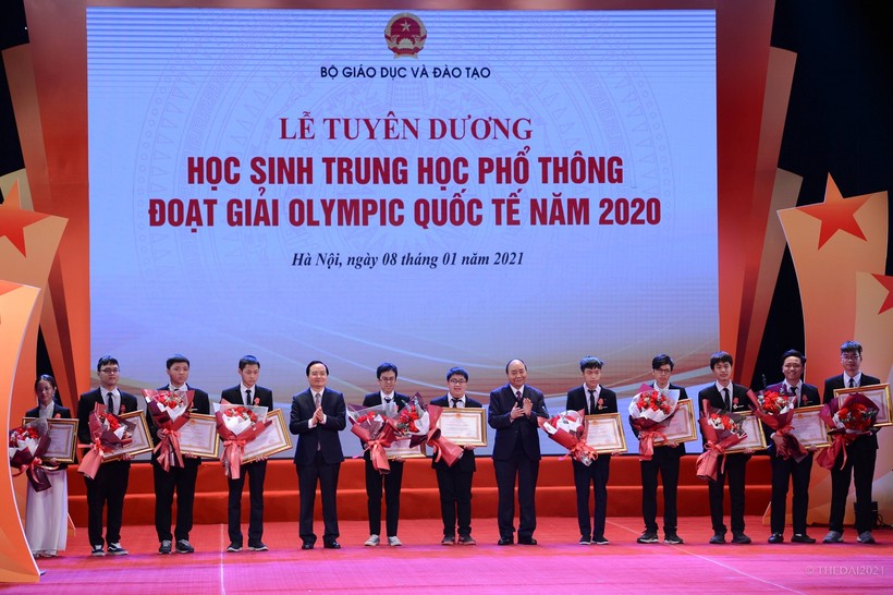 Thủ tướng Nguyễn Xuân Phúc, Bộ trưởng Phùng Xuân Nhạ trao Huân chương Lao động cho các học sinh xuất sắc