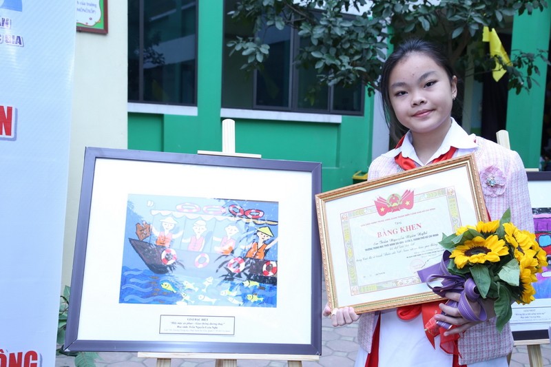 Trần Nguyễn Uyên Nghi bên tác phẩm đạt giải đặc biệt của Cuộc thi.