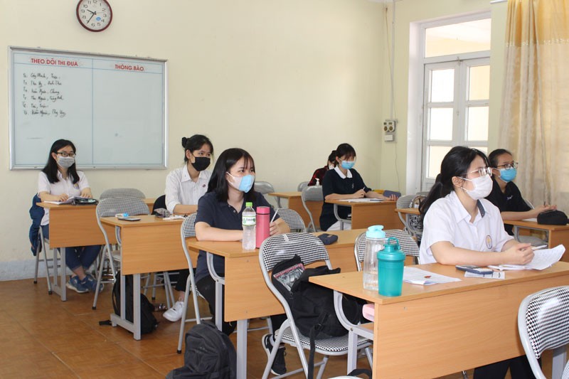 Học sinh Trường THPT chuyên Hoàng Văn Thụ (Hòa Bình).
