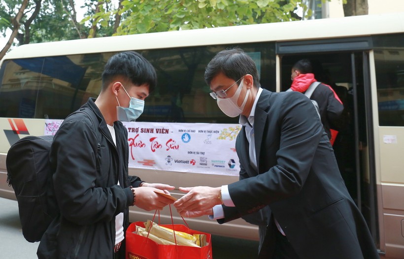 Anh Bùi Quang Huy -Bí thư Thường trực T.Ư Đoàn, Chủ tịch  Hội Sinh viên Việt Nam tặng quà cho các bạn sinh viên về quê ăn tết.