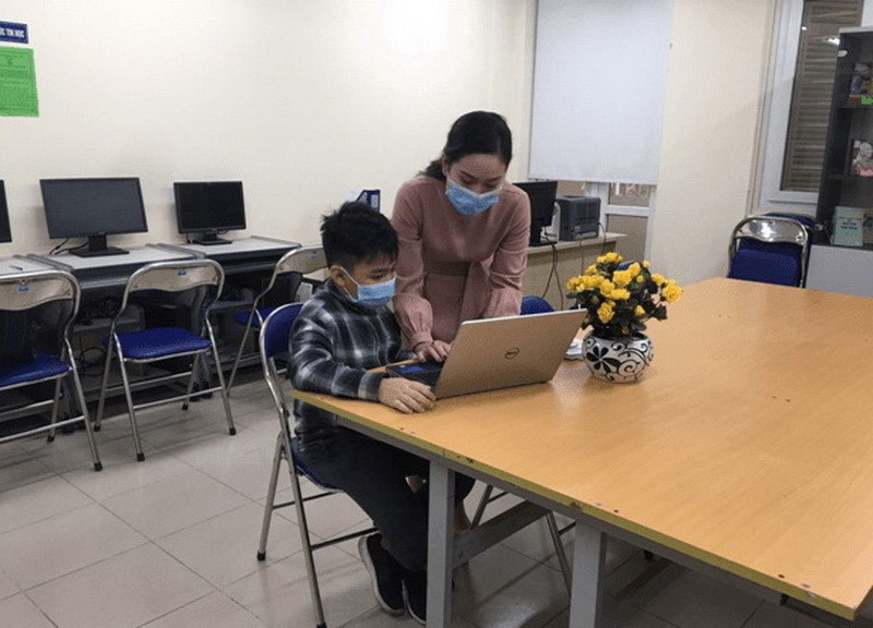 Trí Bách được cô Hà Thanh hướng dẫn cách đăng nhập vào phòng Zoom của lớp mình