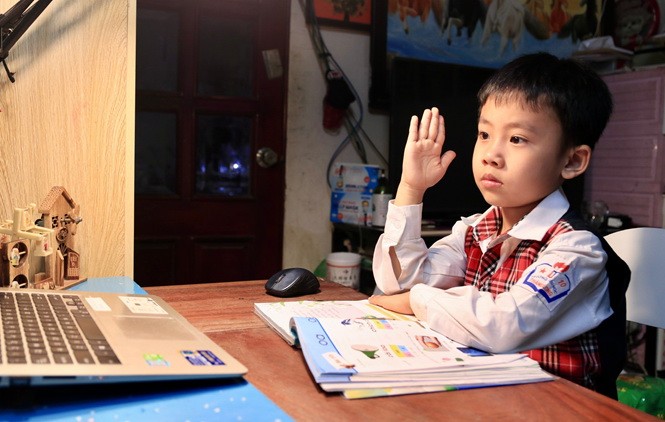 Học sinh lớp 1 trường tiểu học Thăng Long học trực tuyến.