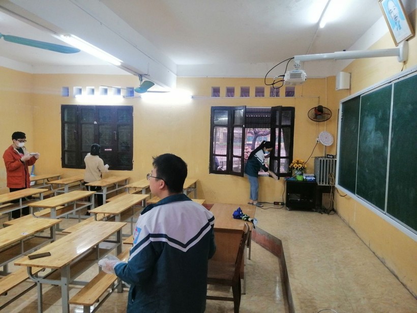 Học sinh trường THPT Hưng Yên vệ sinh trường lớp