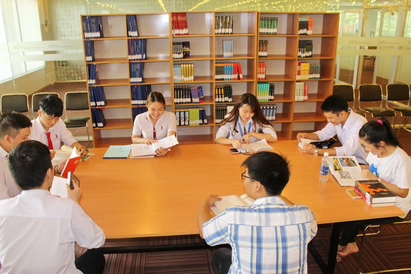 Sinh viên Trường Đại học Y Thái Bình trong thư viện