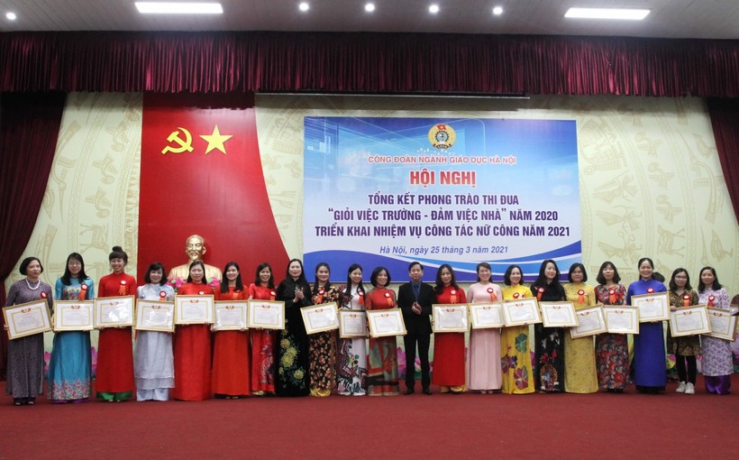 Công đoàn ngành GD-ĐT Hà Nội tặng bằng khen cho các cá nhân tiêu biểu trong phong trào "Giỏi việc nước - Đảm việc nhà" năm 2020.