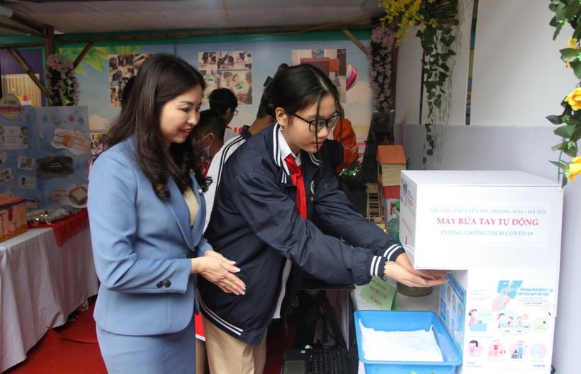 Mô hình máy rửa tay tự động của Trường THCS Yên Sở tham dự Ngày hội STEM cấp THCS quận Hoàng Mai.