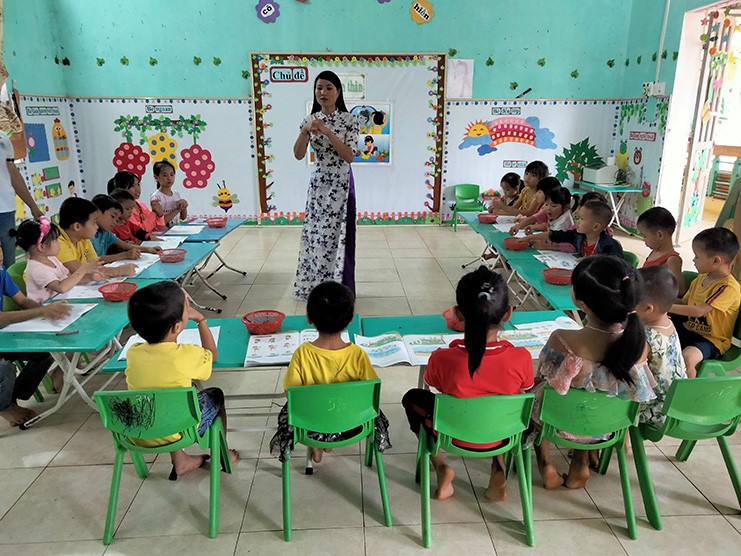 Cô giáo Quách Thị Mai và học sinh trường mầm non Bình Cảng.