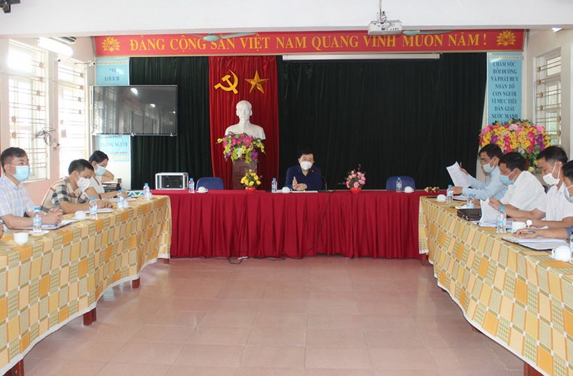 Phó Chủ tịch UBND tỉnh Hòa Bình Nguyễn Văn Chương làm việc với Trường THPT chuyên Hoàng Văn Thụ