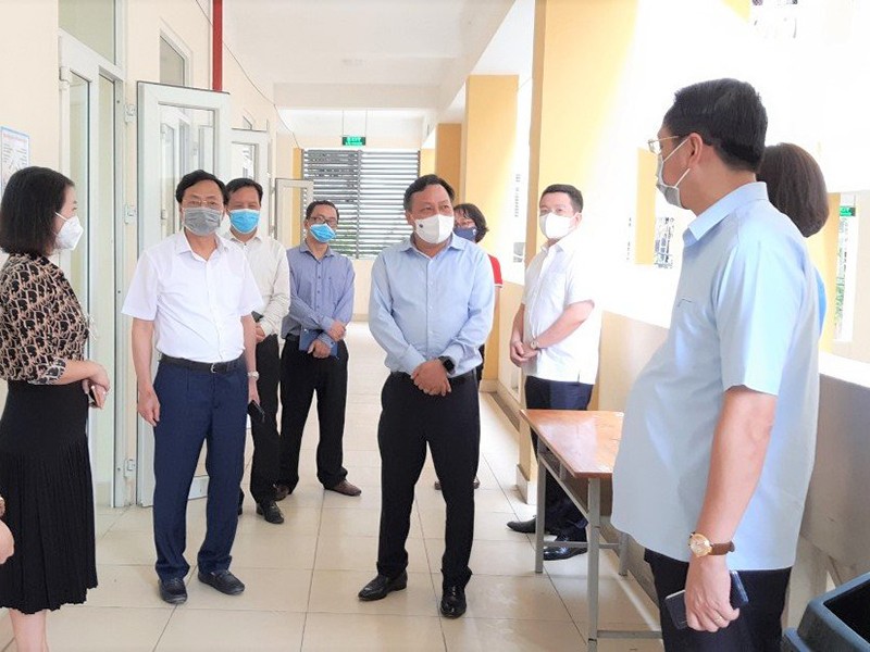 Phó Bí thư Thành ủy Hà Nội Nguyễn Văn Phong kiểm tra công tác tổ chức thi tại Trường THPT Trần Nhân Tông.