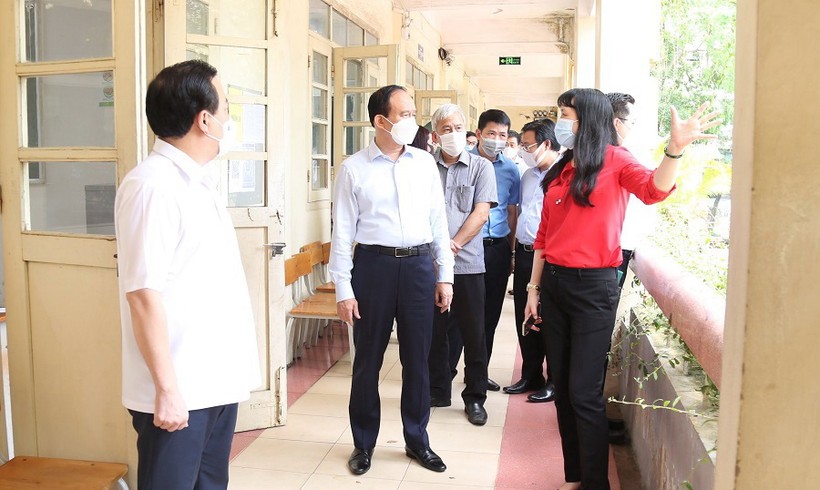 Đoàn công tác số 3 của Ban Thường vụ Thành ủy Hà Nội kiểm tra thực tế địa điểm thi Trường THPT Việt Đức, quận Hoàn Kiếm