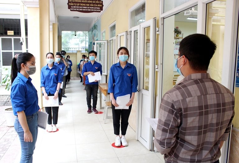 Diễn tập công tác phòng, chống dịch Covid-19, gắn với công tác tổ chức kỳ thi tuyển sinh vào lớp 10 THPT tại Trường THCS Hoàng Liệt, quận Hoàng Mai.