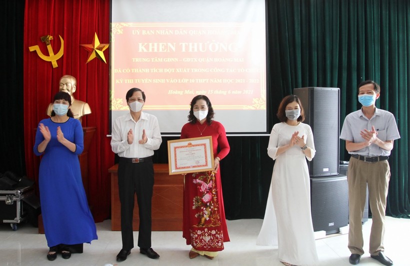  Phó Chủ tịch UBND quận Hoàng Mai khen thưởng tập thể và cá nhân Trung tâm GDNN GDTX quận Hoàng Mai