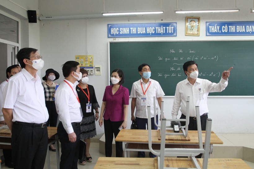 Thứ trưởng Nguyễn Hữu Độ kiểm tra công tác chuẩn bị tại điểm thi Trường THPT Phúc Lợi (quận Long Biên),