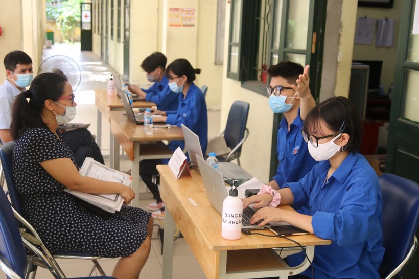 Trường THPT Việt Nam - Ba Lan hỗ trợ học sinh, CMHS làm thủ tục nhập học trực tuyến