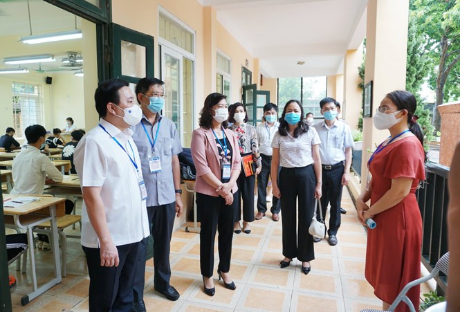 Phó Chủ tịch UBND thành phố Hà Nội Chử Xuân Dũng kiểm tra tại điểm thi Trường THPT Bắc Thăng Long