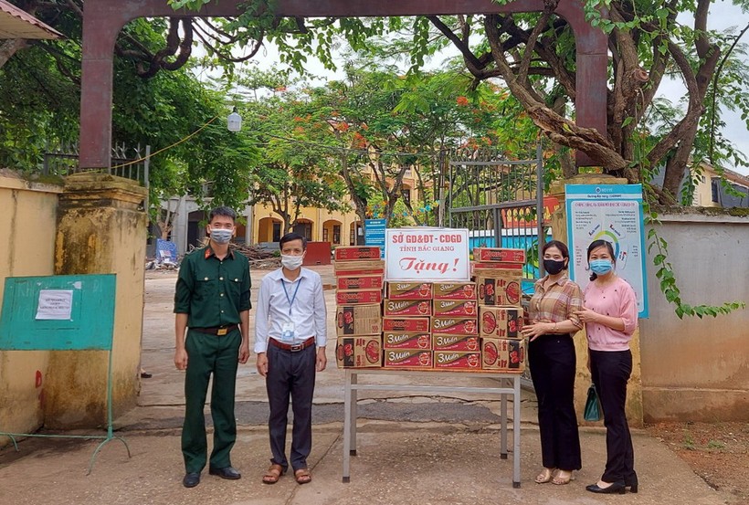 Công đoàn giáo dục Bắc Giang tặng quà học sinh và giáo viên tại khu cách ly Trung tâm GDNN-GDTX huyện Lục Ngạn