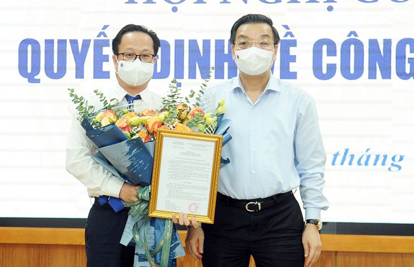 Chủ tịch UBND thành phố Hà Nội Chu Ngọc Anh trao quyết định bổ nhiệm đồng chí Trần Thế Cương giữ chức Giám đốc Sở GD&ĐT Hà Nội.