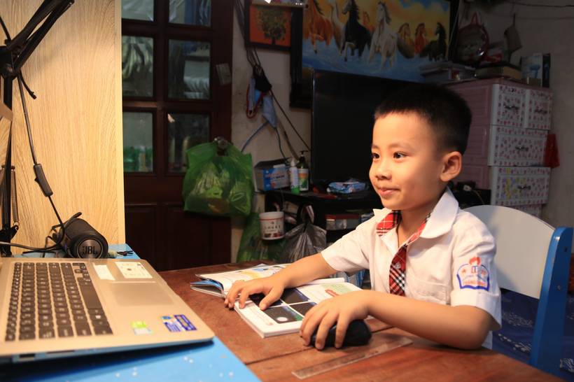 Học sinh Trường Tiểu học Thăng Long (quận Hoàn Kiếm) học trực tuyến