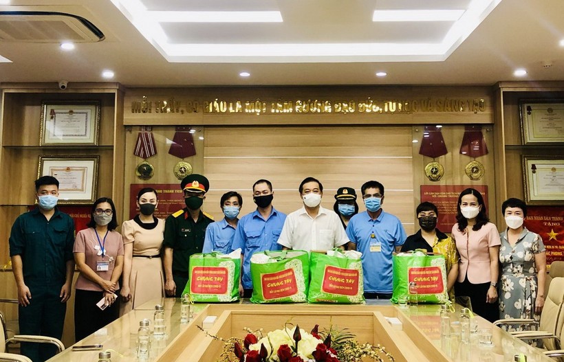Lãnh đạo quận Hoàn Kiếm trao quà hỗ trợ viên chức, người lao động