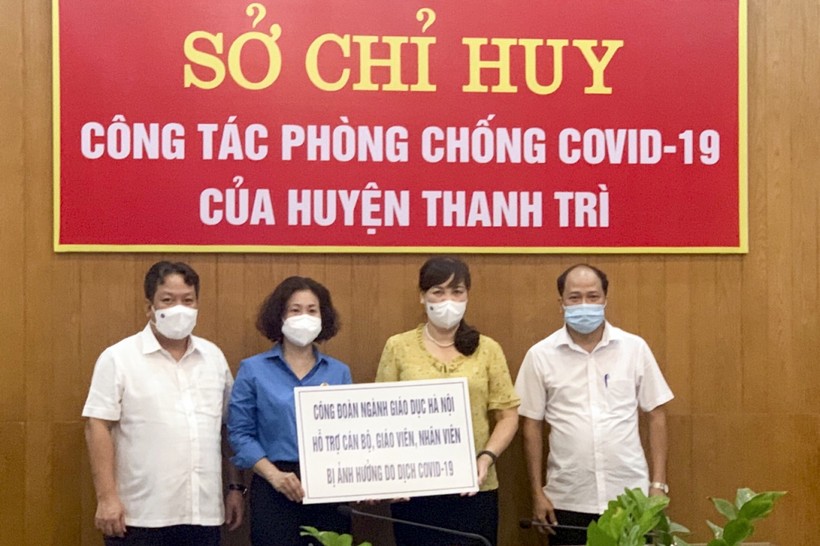 Chủ tịch Công đoàn ngành Giáo dục Hà Nội Trần Thị Thu Hà trao hỗ trợ cho giáo viên trong diện F0, F1 của huyện Thanh Trì 